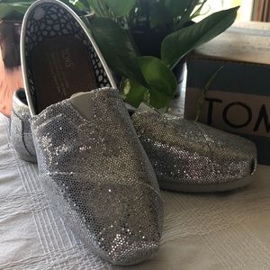 TOMS SHOES Silver Glitters Women’s Size 6